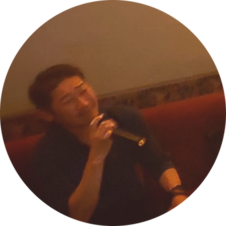 カラオケを歌う人の画像